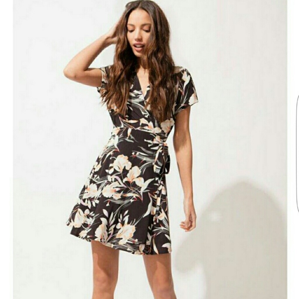 NWT Yumi Kim Kennedy 100% Silk Black Floral Bay Breeze Wrap Mini Dress - Small